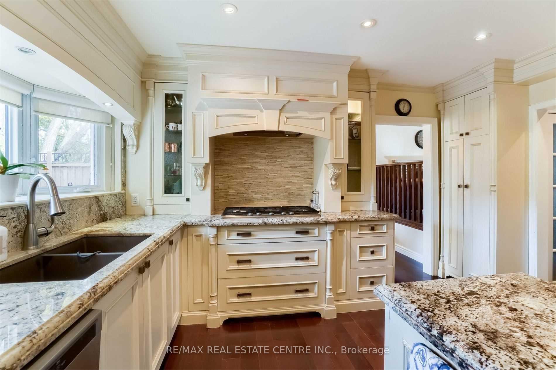Photo 15 of 41 Clearside Place, Etobicoke, Markland Wood — HOMEH
