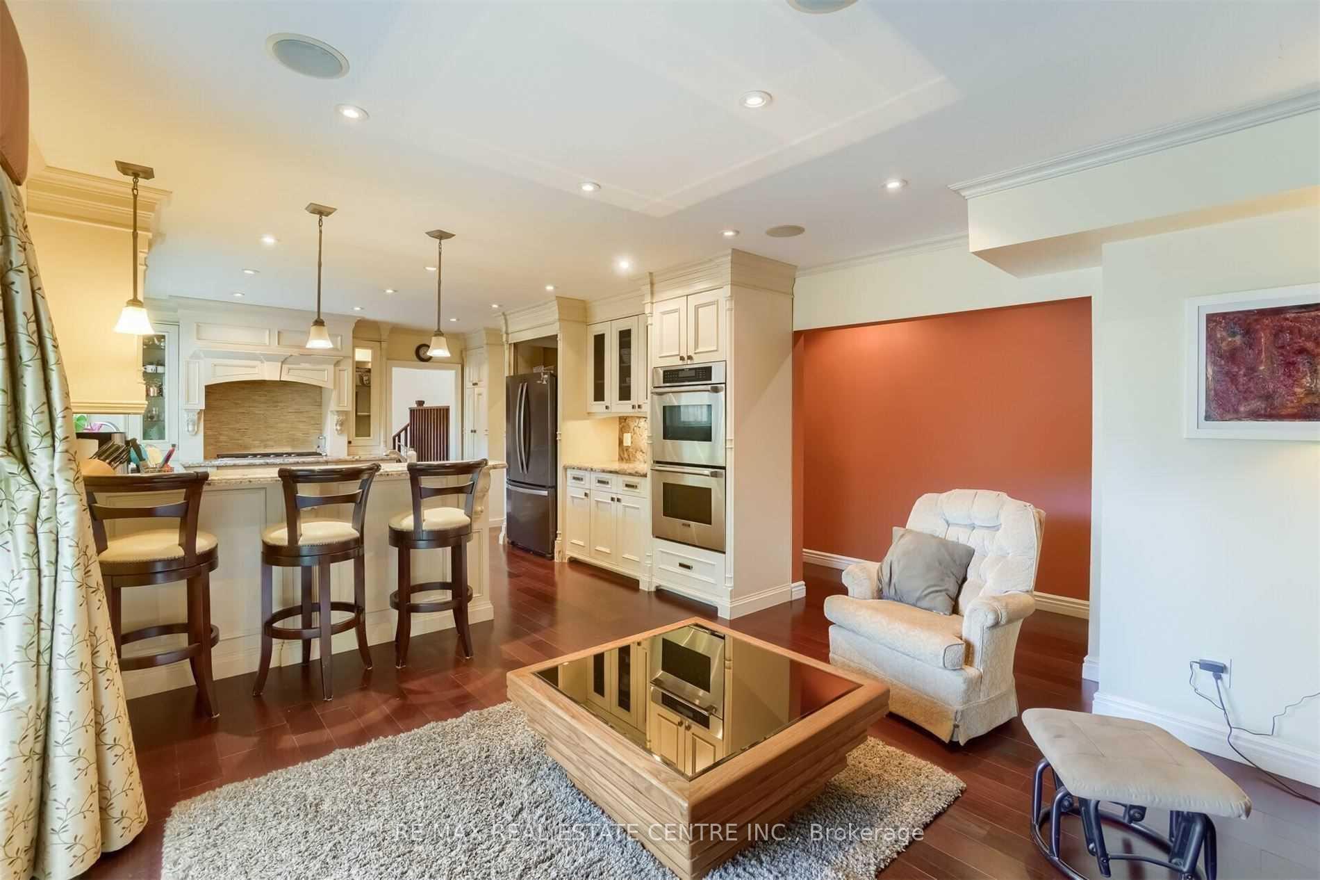 Photo 18 of 41 Clearside Place, Etobicoke, Markland Wood — HOMEH