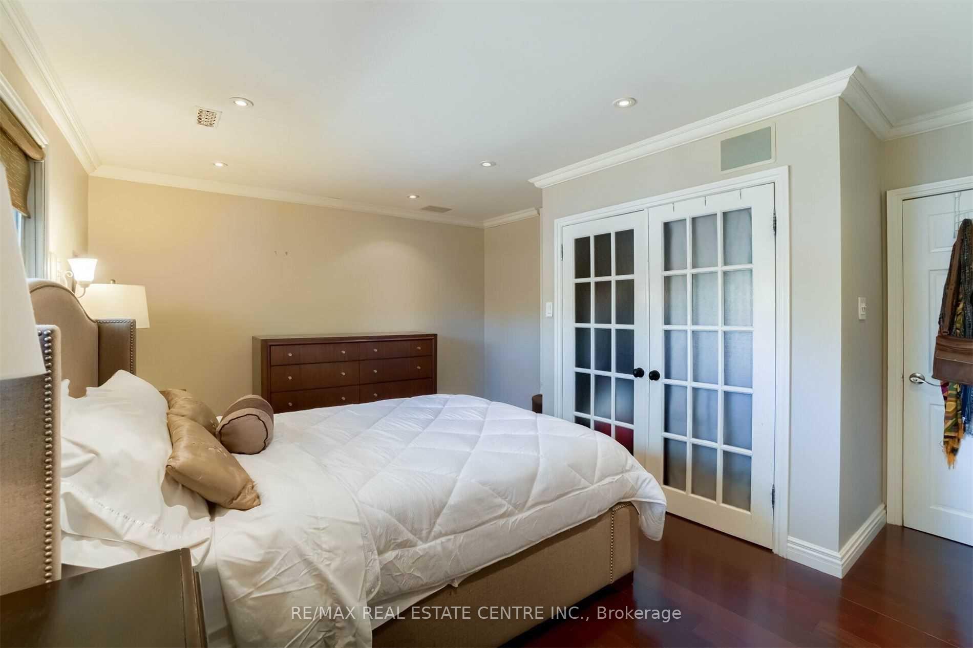 Photo 22 of 41 Clearside Place, Etobicoke, Markland Wood — HOMEH