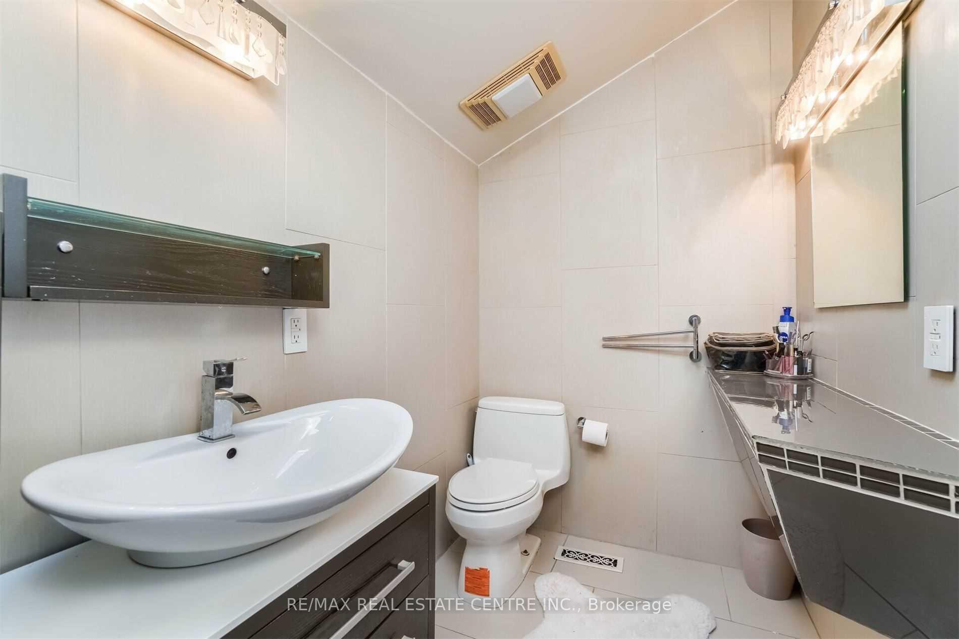 Photo 23 of 41 Clearside Place, Etobicoke, Markland Wood — HOMEH