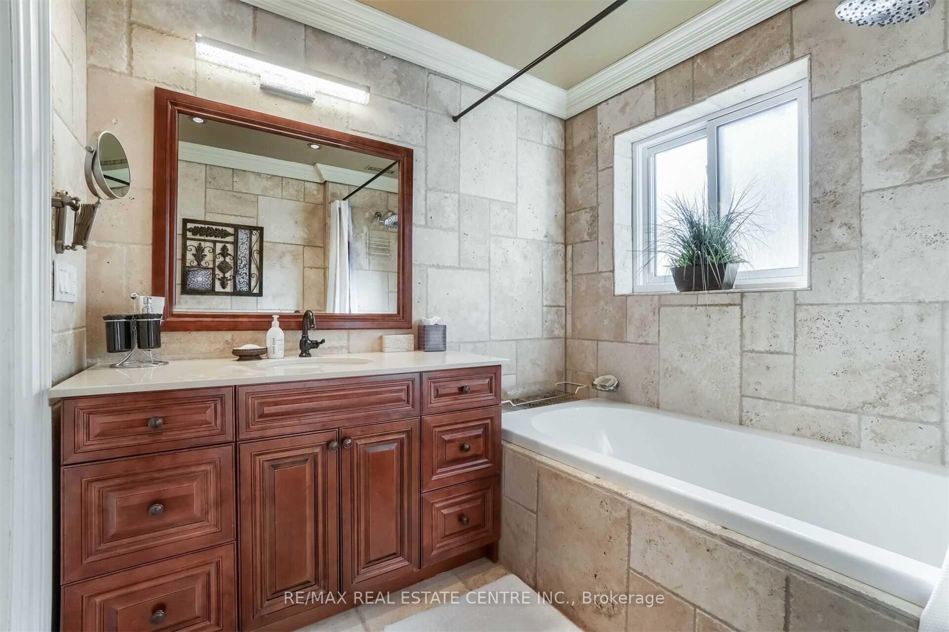 Photo 29 of 41 Clearside Place, Etobicoke, Markland Wood — HOMEH