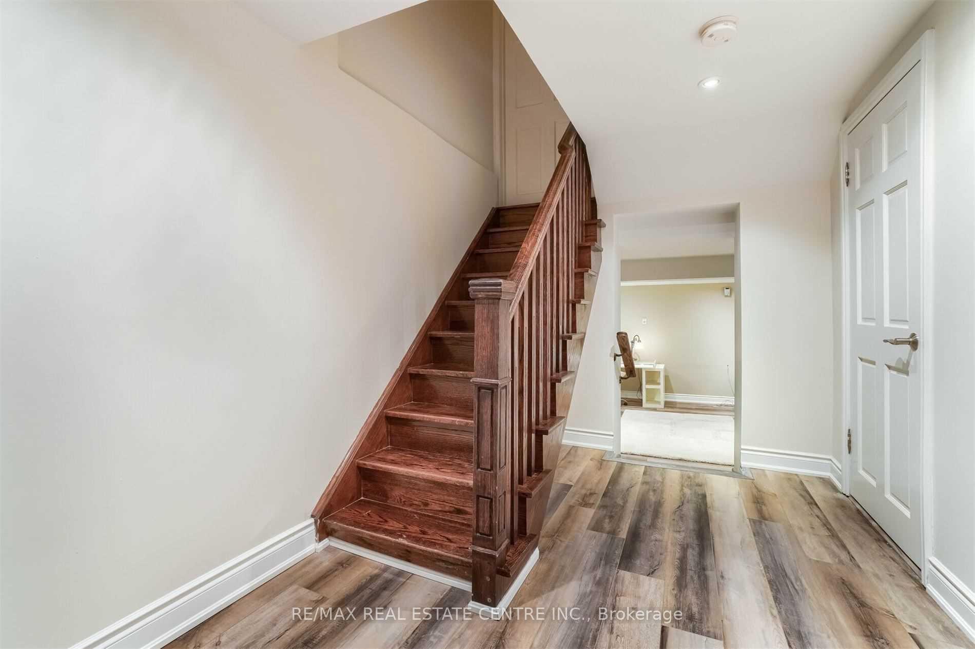 Photo 31 of 41 Clearside Place, Etobicoke, Markland Wood — HOMEH