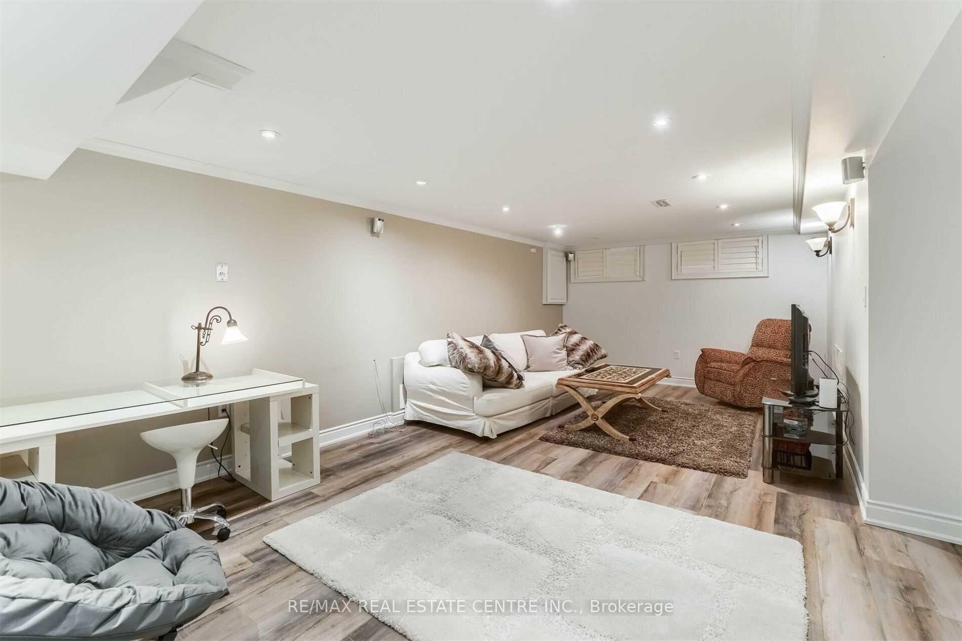 Photo 33 of 41 Clearside Place, Etobicoke, Markland Wood — HOMEH
