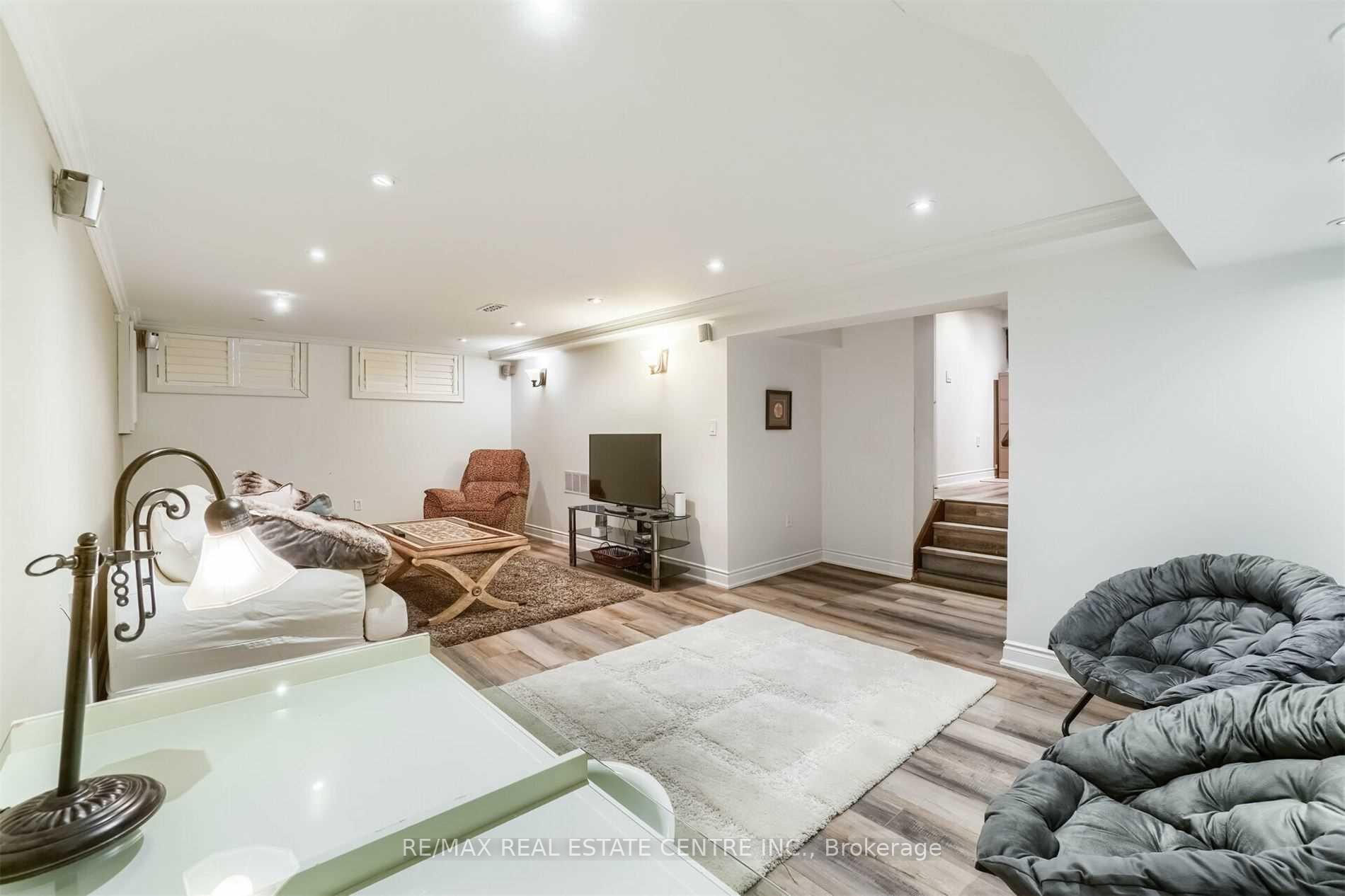 Photo 34 of 41 Clearside Place, Etobicoke, Markland Wood — HOMEH