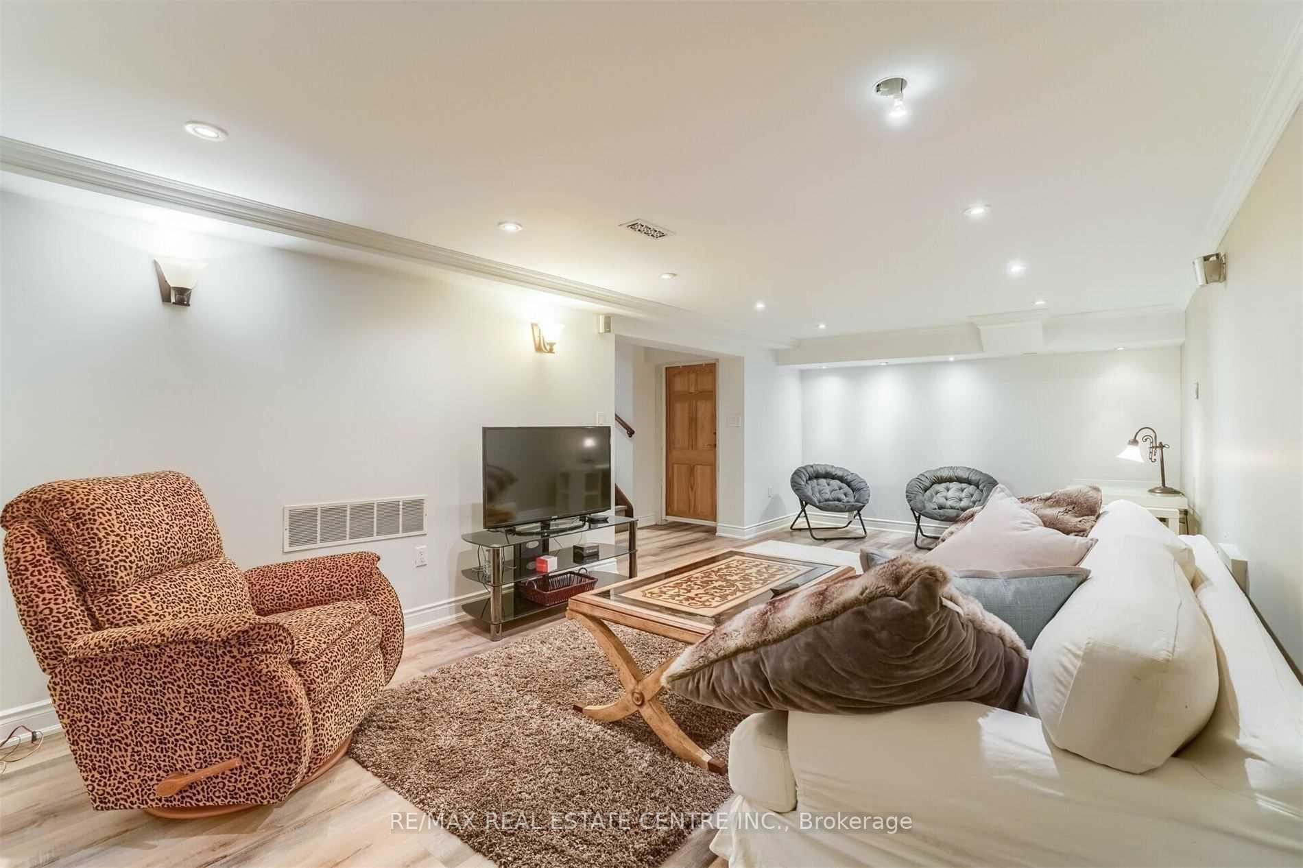 Photo 36 of 41 Clearside Place, Etobicoke, Markland Wood — HOMEH