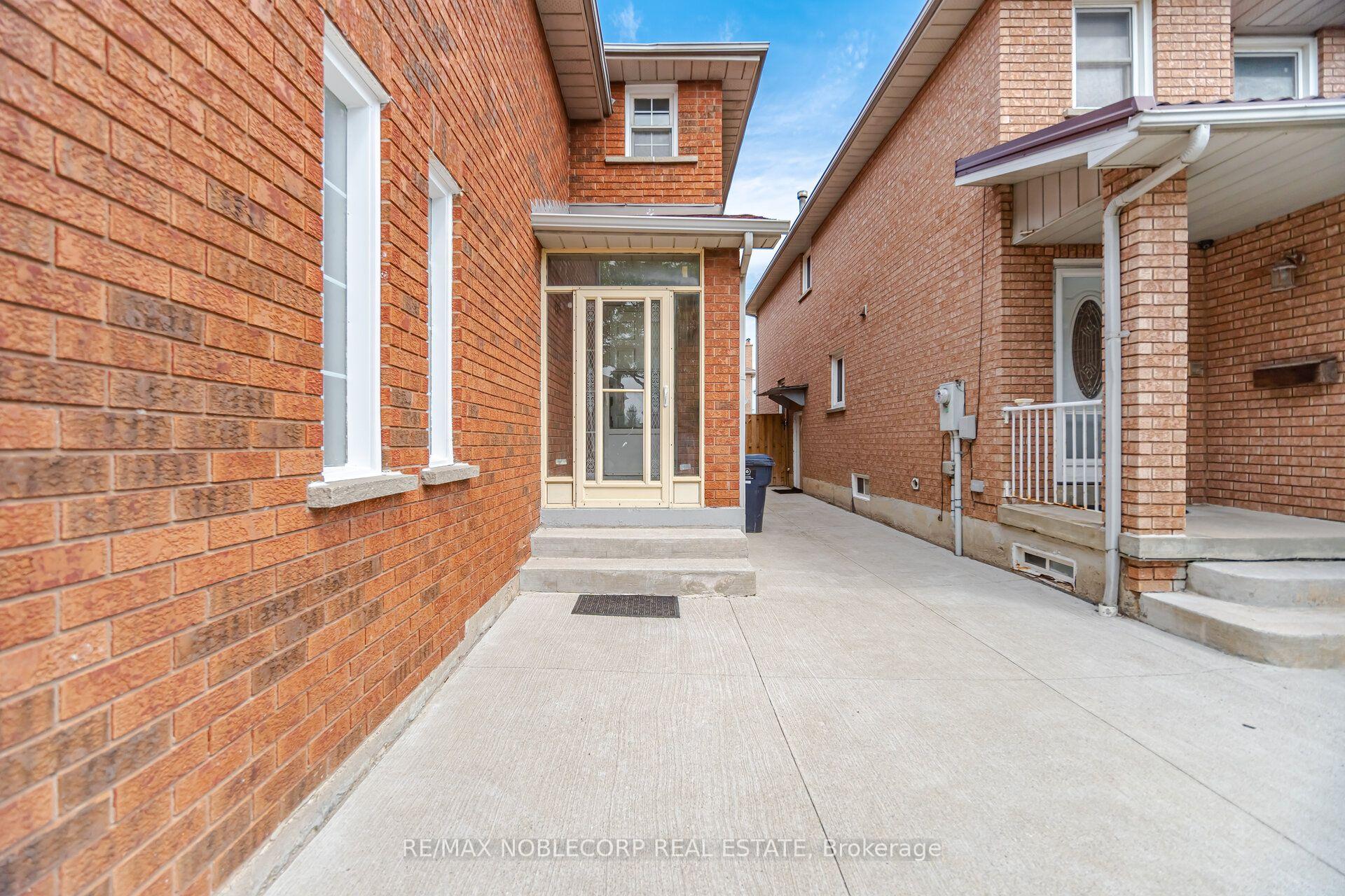 Photo 3 of 66 Cinrickbar Drive, Etobicoke, West Humber-Clairville — HOMEH