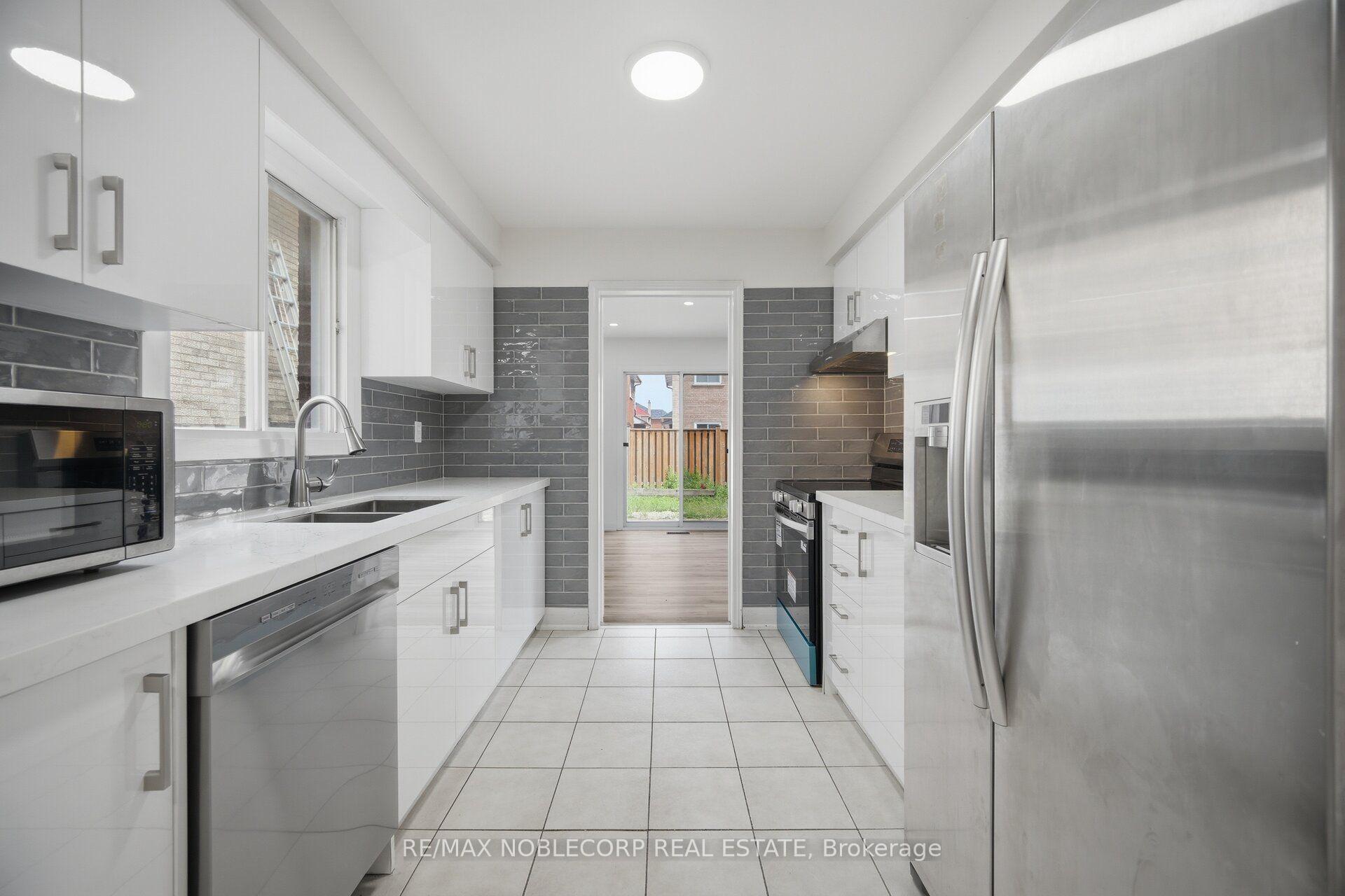 Photo 18 of 66 Cinrickbar Drive, Etobicoke, West Humber-Clairville — HOMEH
