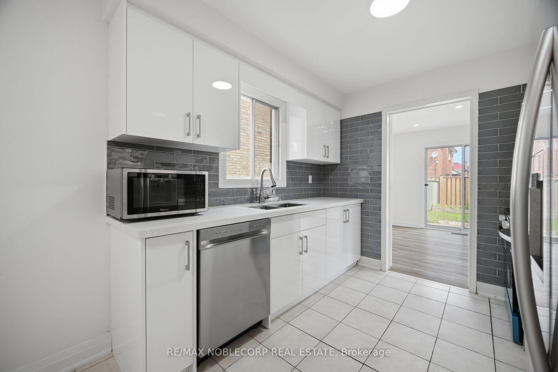 Photo 19 of 66 Cinrickbar Drive, Etobicoke, West Humber-Clairville — HOMEH