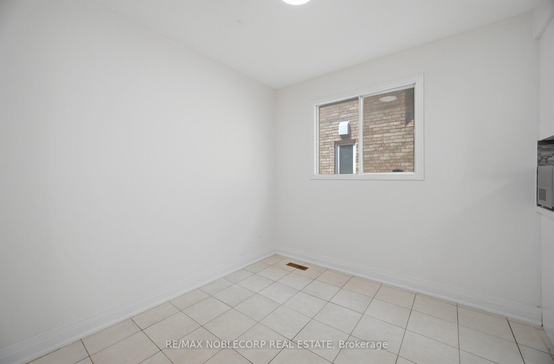 Photo 24 of 66 Cinrickbar Drive, Etobicoke, West Humber-Clairville — HOMEH