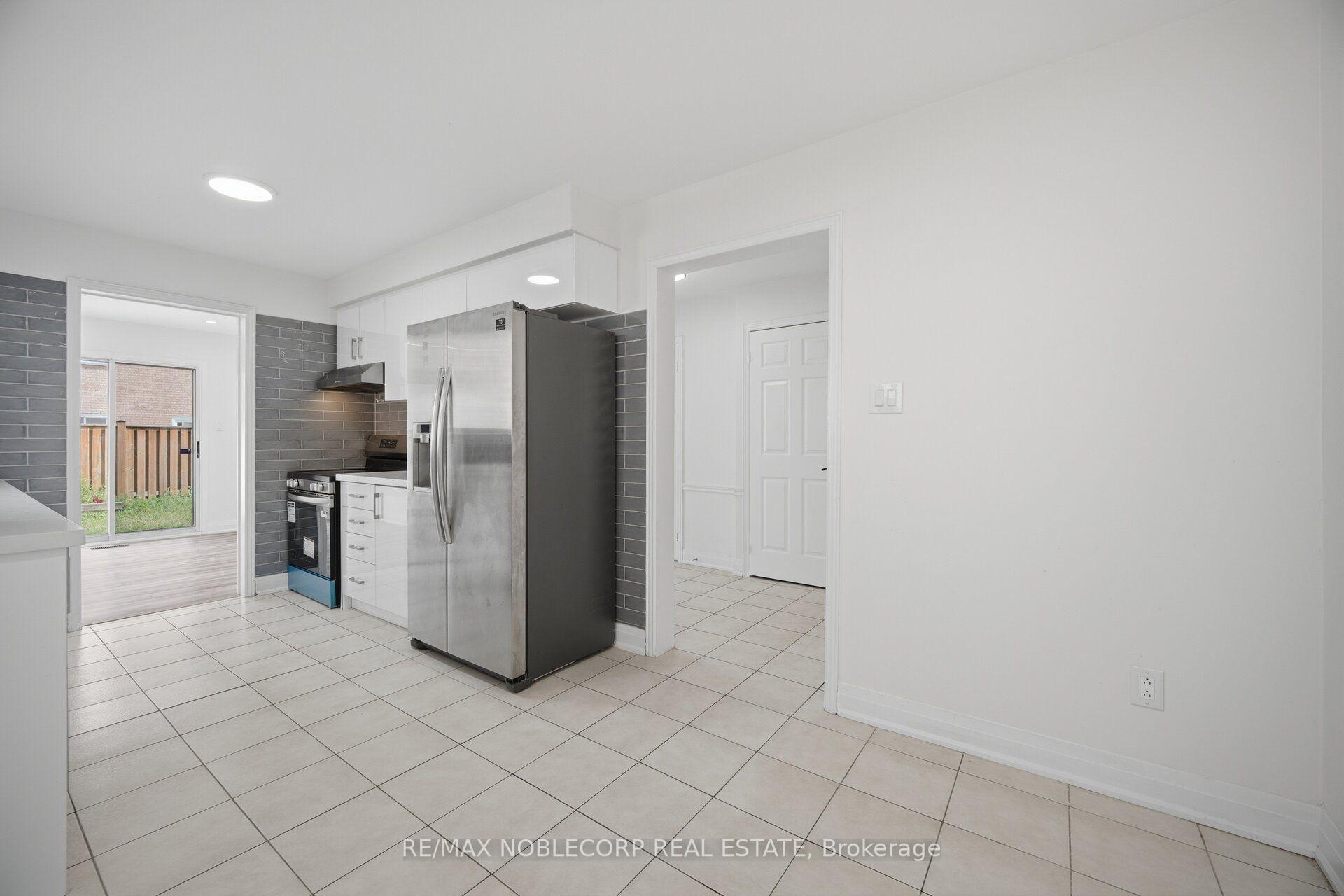 Photo 25 of 66 Cinrickbar Drive, Etobicoke, West Humber-Clairville — HOMEH