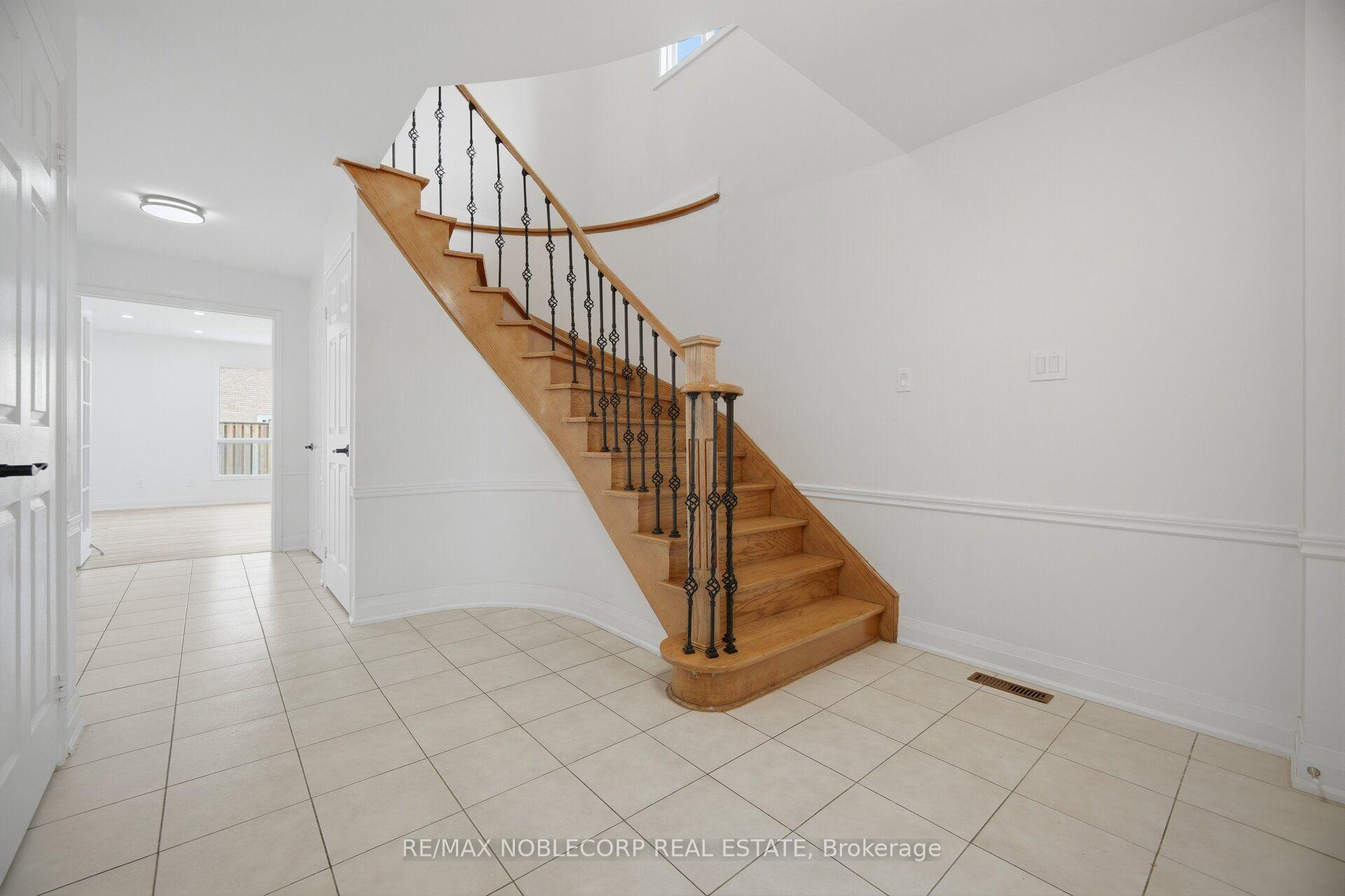 Photo 26 of 66 Cinrickbar Drive, Etobicoke, West Humber-Clairville — HOMEH