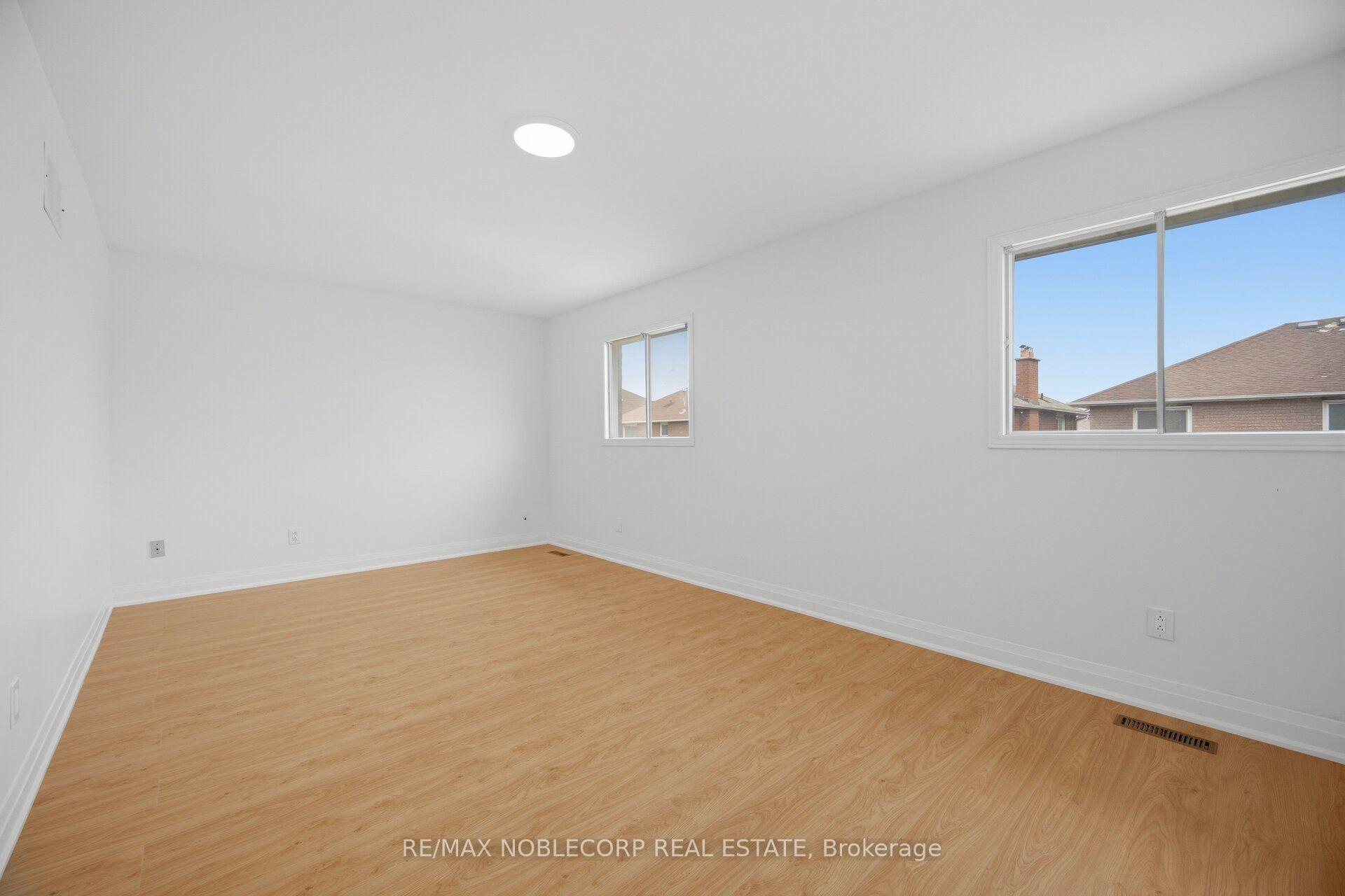 Photo 28 of 66 Cinrickbar Drive, Etobicoke, West Humber-Clairville — HOMEH