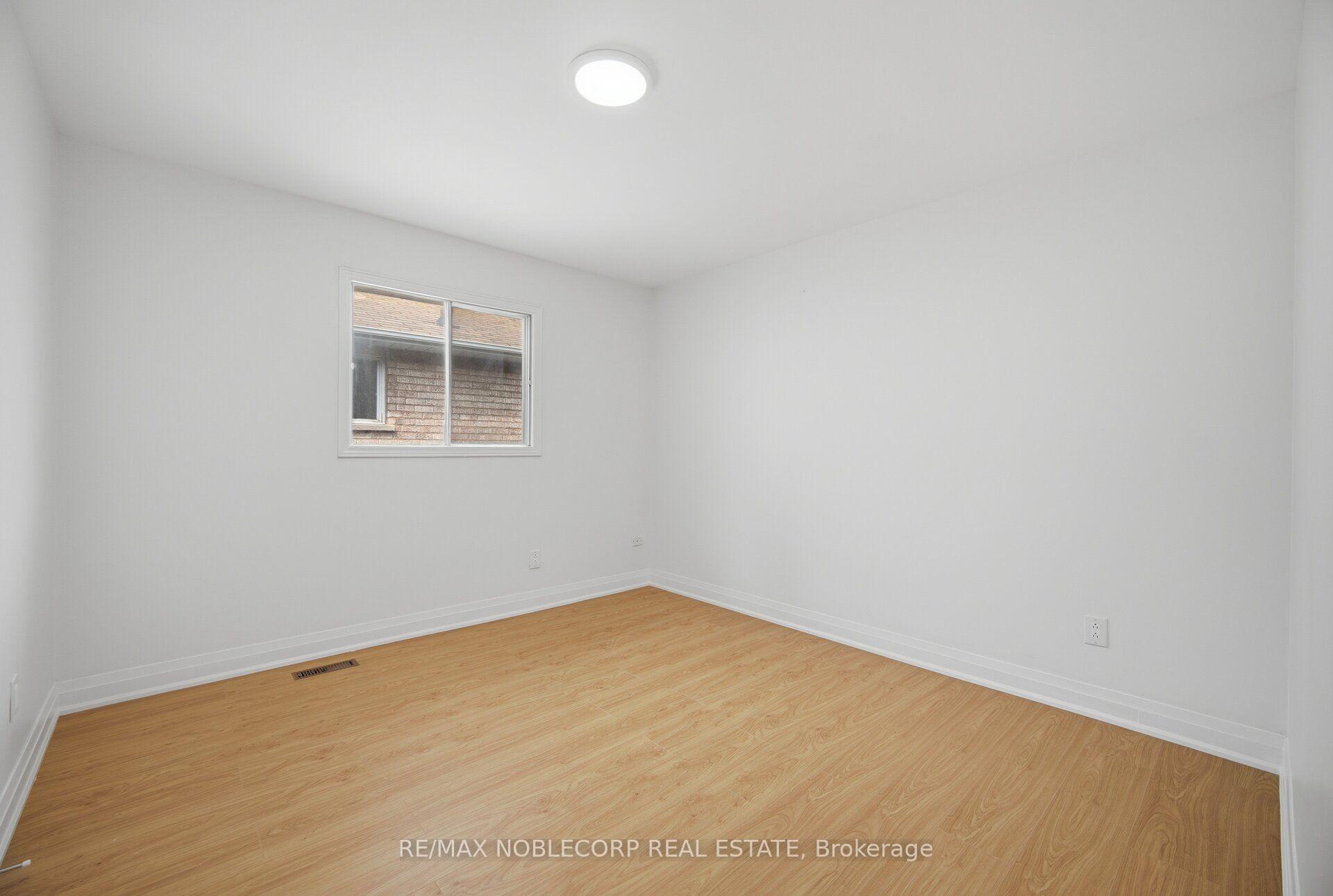 Photo 32 of 66 Cinrickbar Drive, Etobicoke, West Humber-Clairville — HOMEH