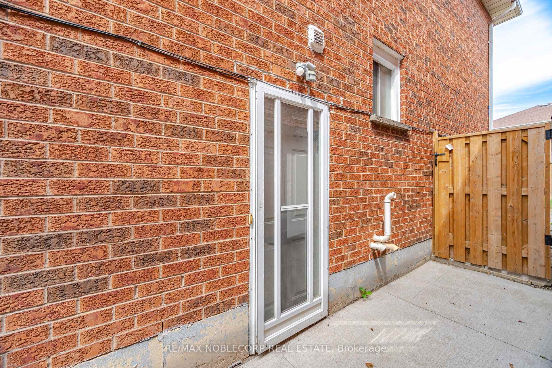 Photo 37 of 66 Cinrickbar Drive, Etobicoke, West Humber-Clairville — HOMEH