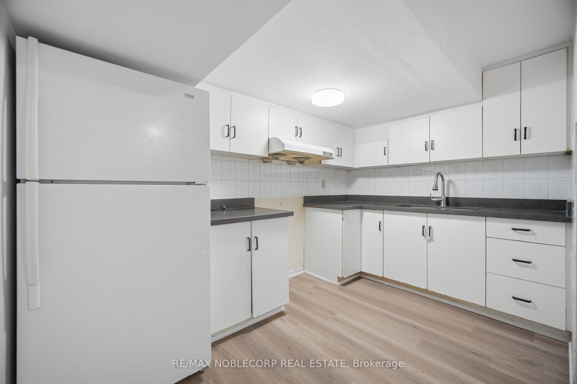 Photo 39 of 66 Cinrickbar Drive, Etobicoke, West Humber-Clairville — HOMEH