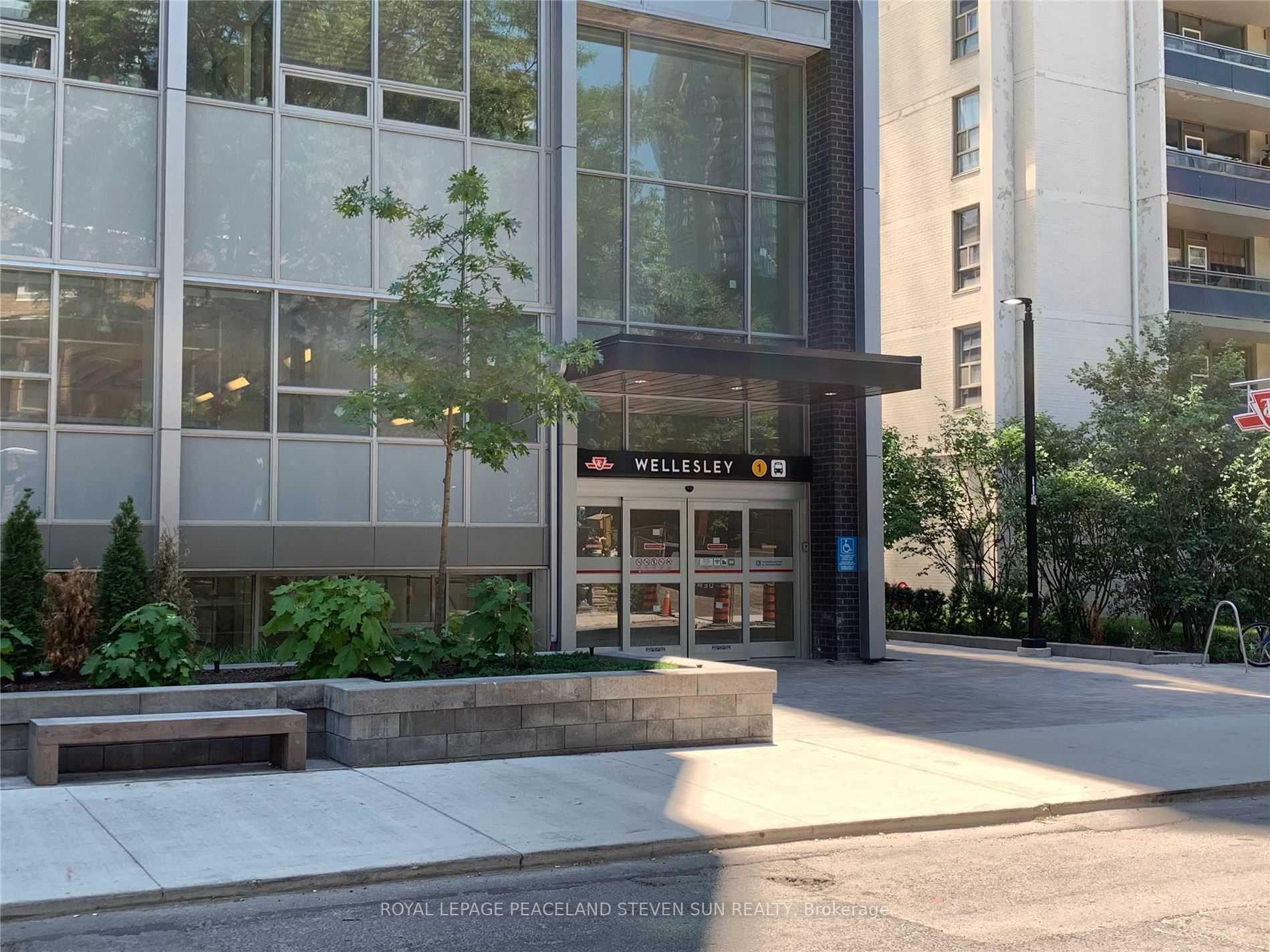 Photo 2 of Unit 904, 17 Dundonald Street, Toronto, Church-Yonge Corridor — HOMEH