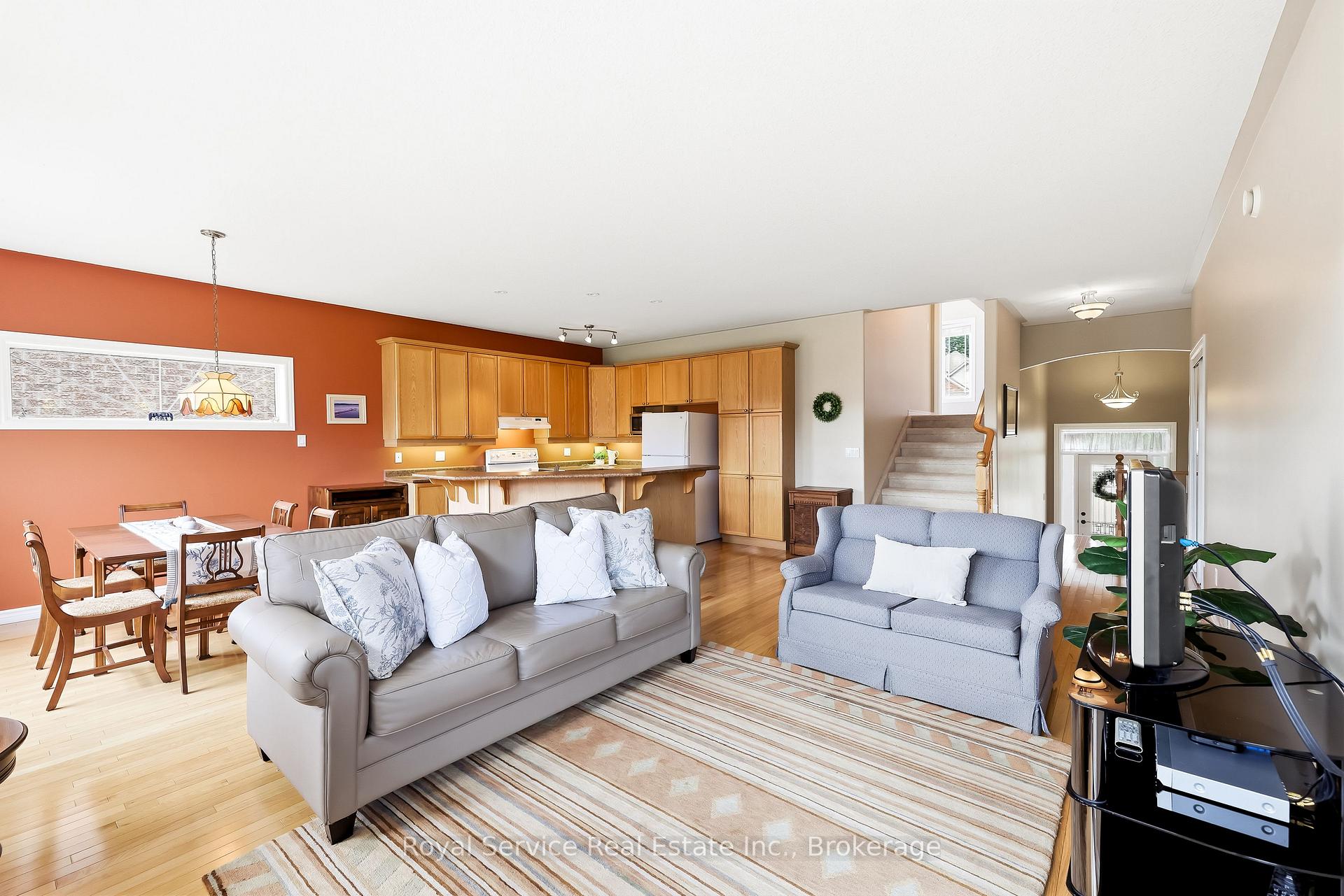 Photo 4 of 179 Fenning Drive, Clarington, Courtice — HOMEH