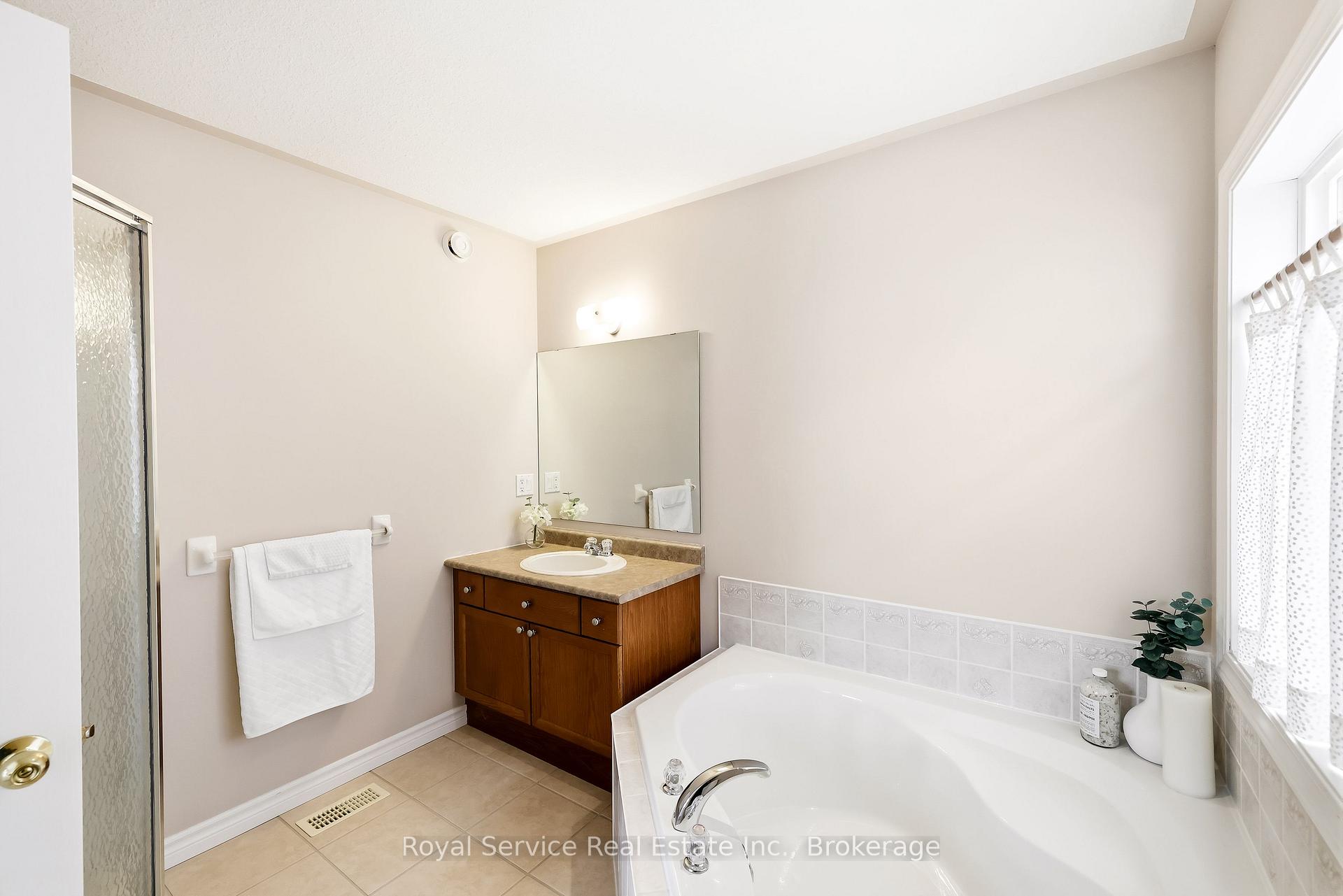 Photo 15 of 179 Fenning Drive, Clarington, Courtice — HOMEH