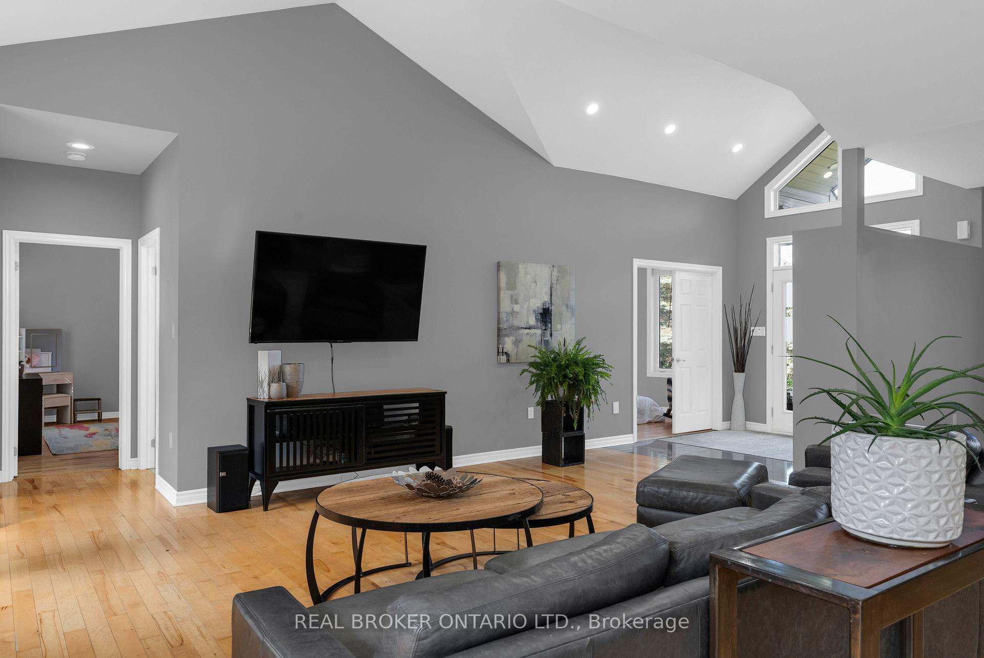 Photo 8 of 97 Highland Drive, Oro-Medonte, Horseshoe Valley — HOMEH