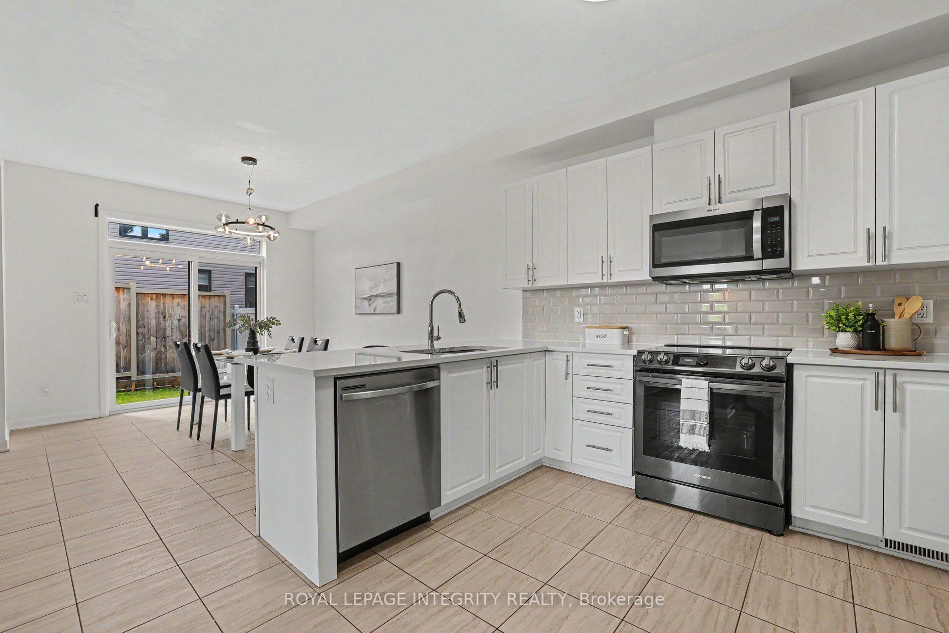 Photo 8 of 301 Cloyne Crescent, Ottawa, Barrhaven - Half Moon Bay — HOMEH