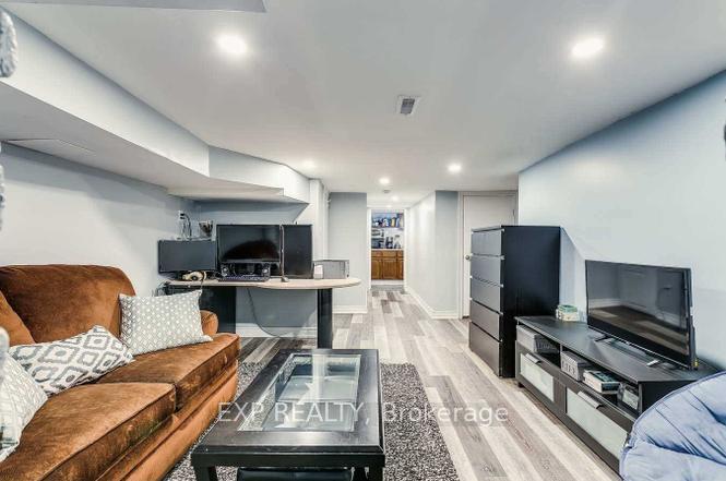 Photo 9 of 102 Rosslyn Avenue N, Hamilton, Crown Point — HOMEH