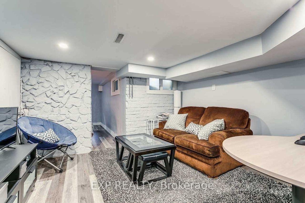 Photo 10 of 102 Rosslyn Avenue N, Hamilton, Crown Point — HOMEH