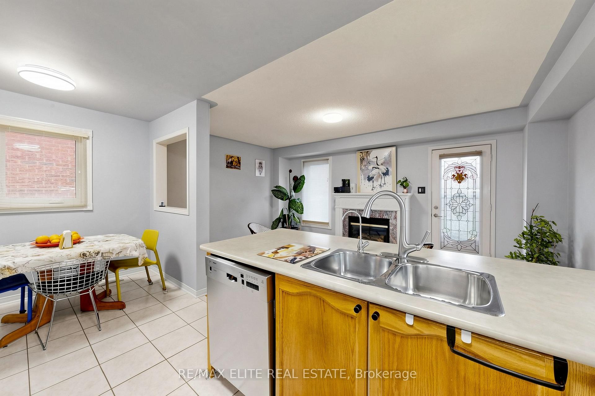 Photo 5 of 54 National Pine Drive, Vaughan, Vellore Village — HOMEH