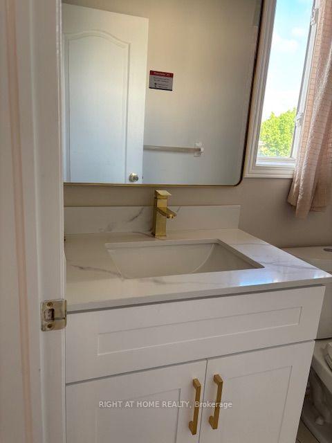 Photo 3 of 69 Crystal Glen Crescent, Brampton, Credit Valley — HOMEH