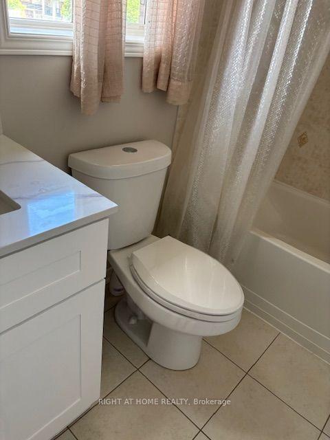 Photo 4 of 69 Crystal Glen Crescent, Brampton, Credit Valley — HOMEH