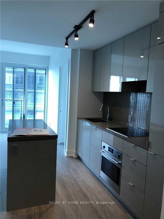 Photo 4 of Unit 1201, 7 Grenville Street, Toronto, Bay Street Corridor — HOMEH