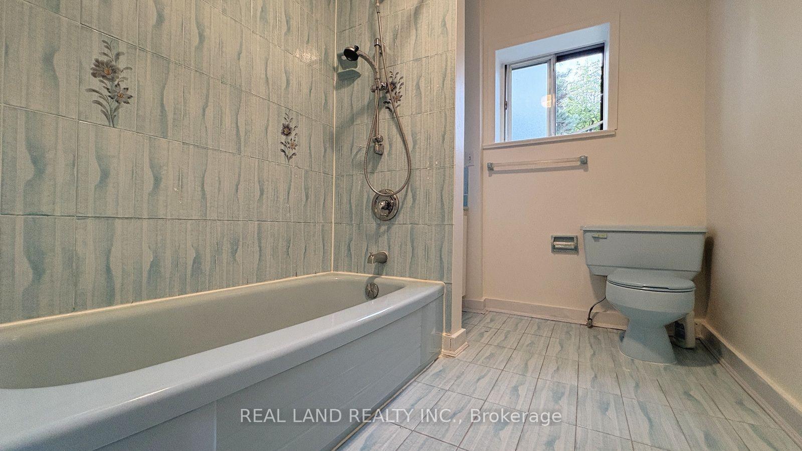 Photo 19 of 53 Lloydminster Crescent, North York, Newtonbrook East — HOMEH