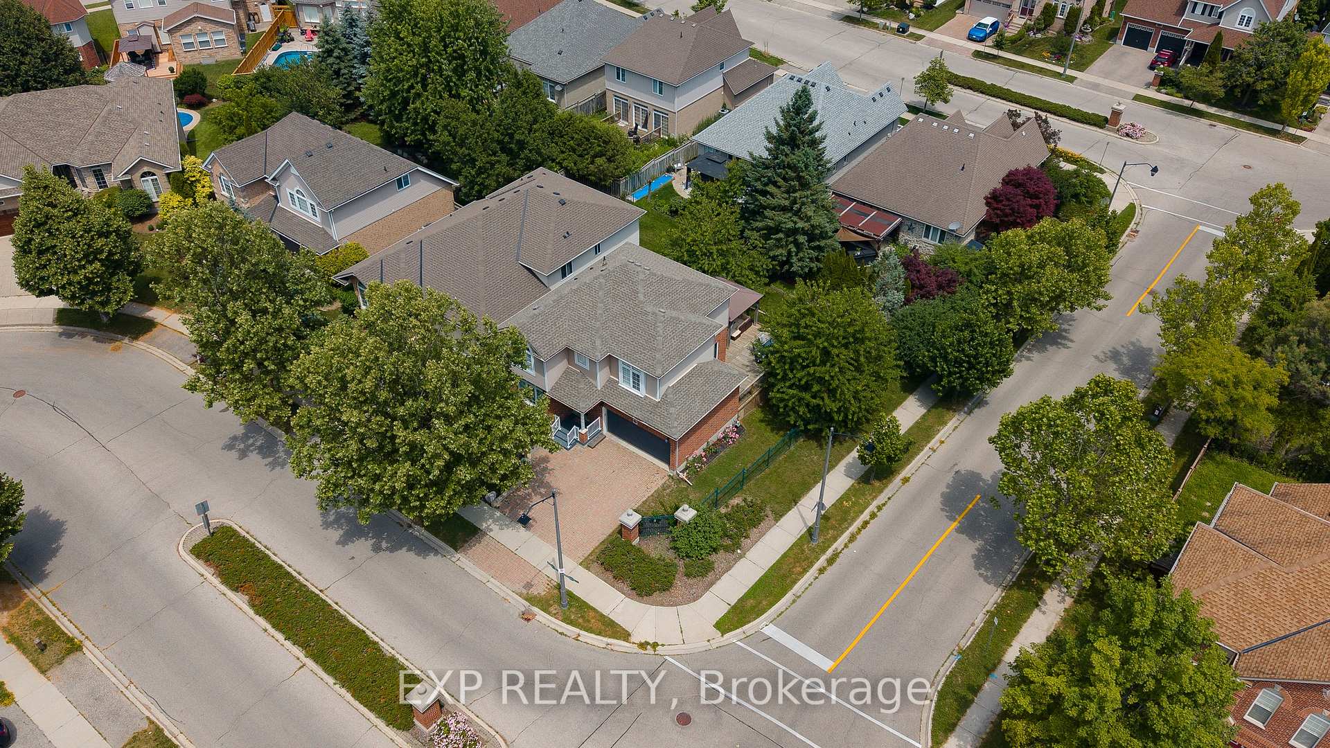 Photo 3 of 620 Munich Circle, Waterloo, Clair Hills — HOMEH