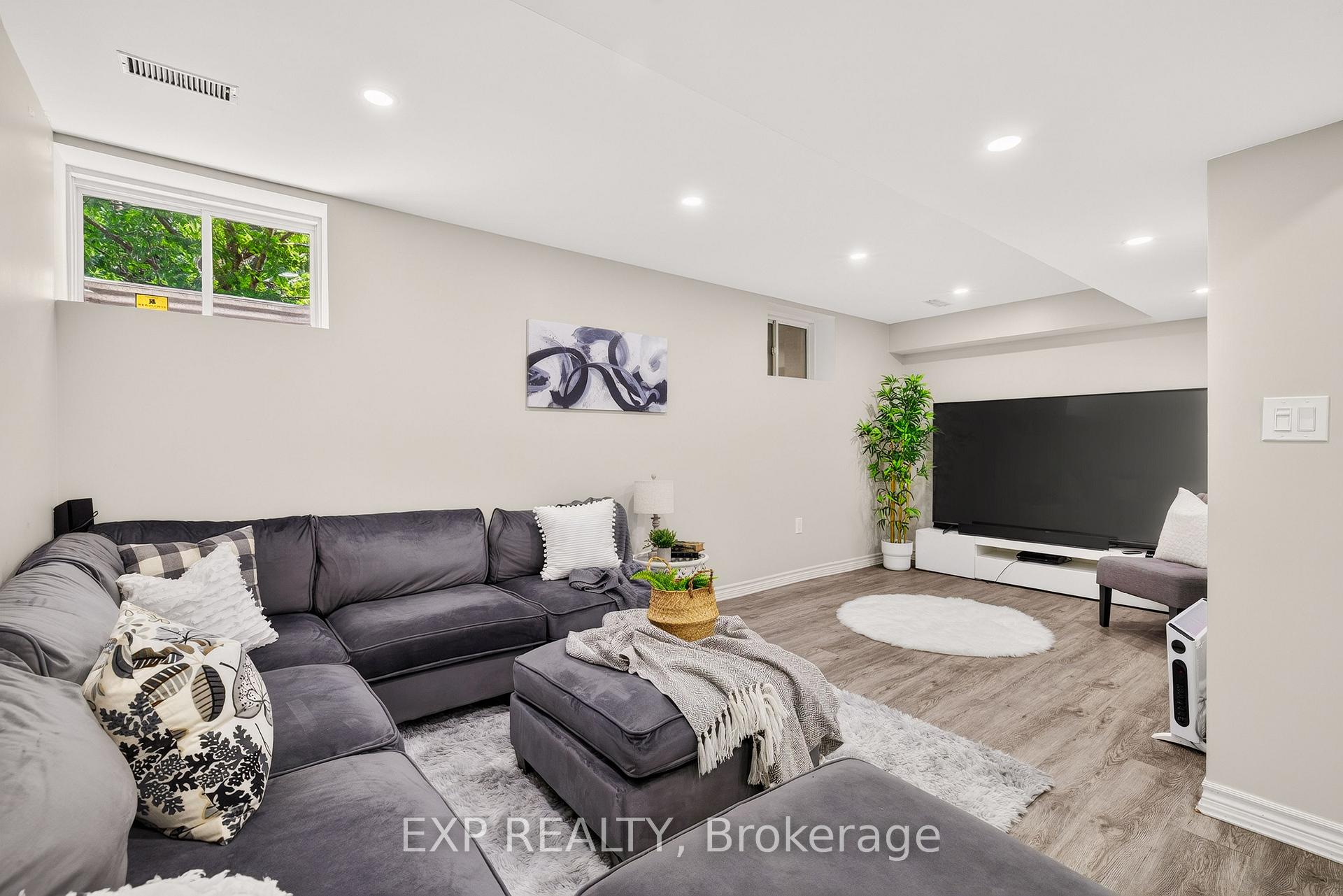 Photo 33 of 620 Munich Circle, Waterloo, Clair Hills — HOMEH