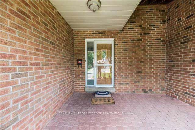 Photo 2 of 18 Omega Square, Brampton, Heart Lake East — HOMEH