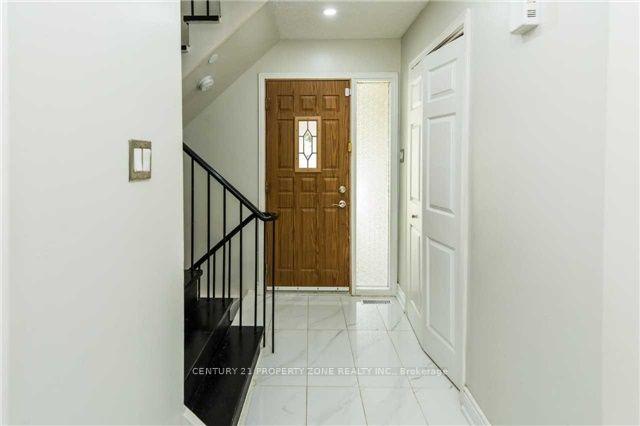 Photo 3 of 18 Omega Square, Brampton, Heart Lake East — HOMEH