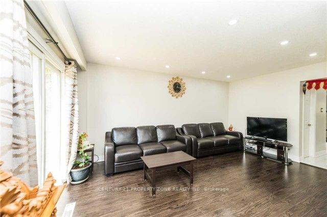 Photo 5 of 18 Omega Square, Brampton, Heart Lake East — HOMEH