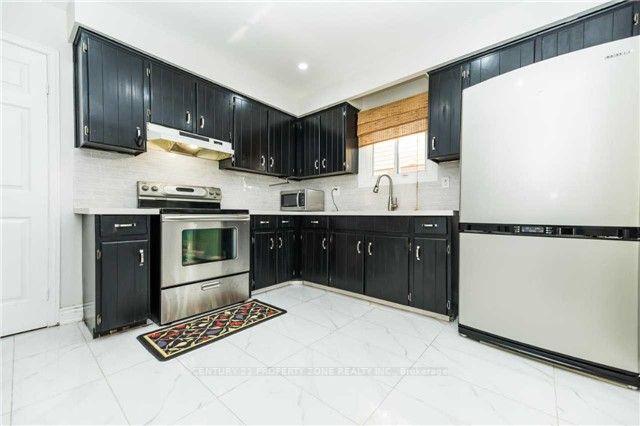 Photo 8 of 18 Omega Square, Brampton, Heart Lake East — HOMEH