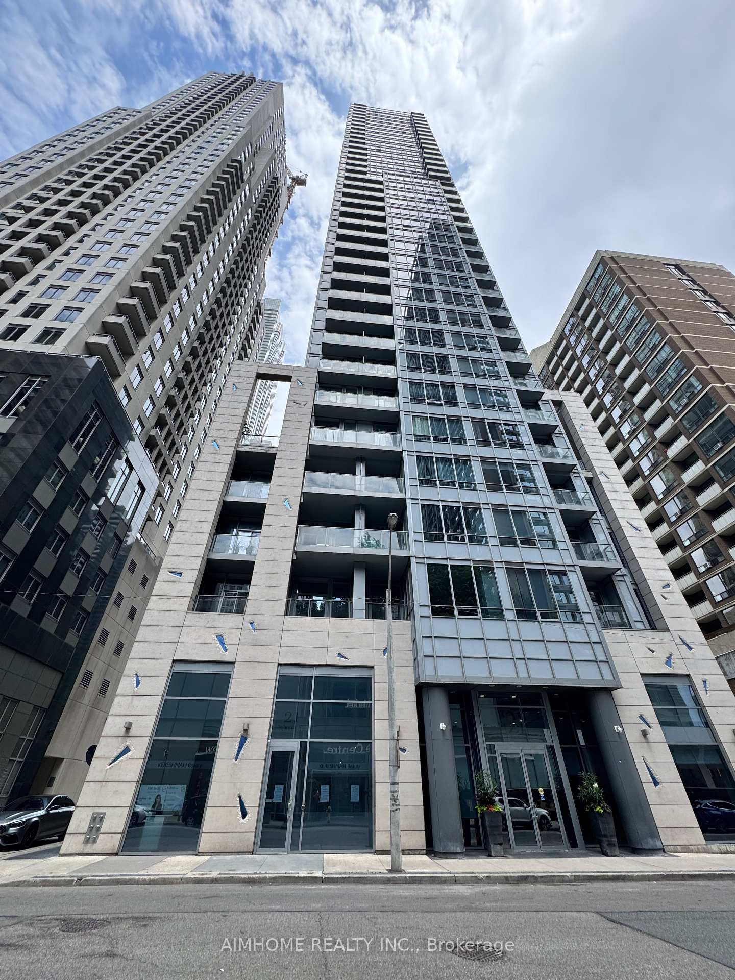 Front of Unit 1801, 21 Balmuto Street