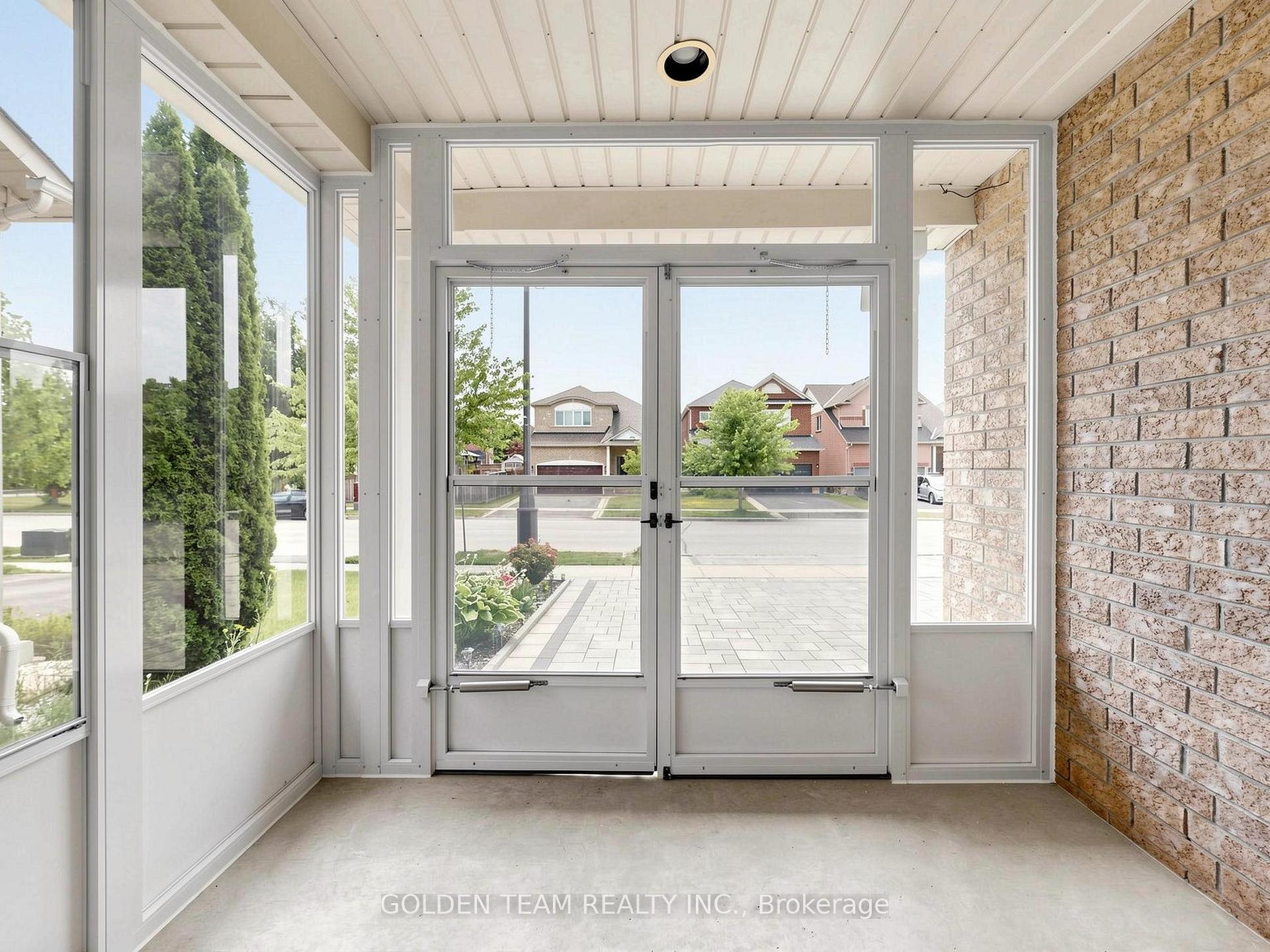 Photo 5 of 96 Spring Farm Road, Aurora, Bayview Northeast — HOMEH