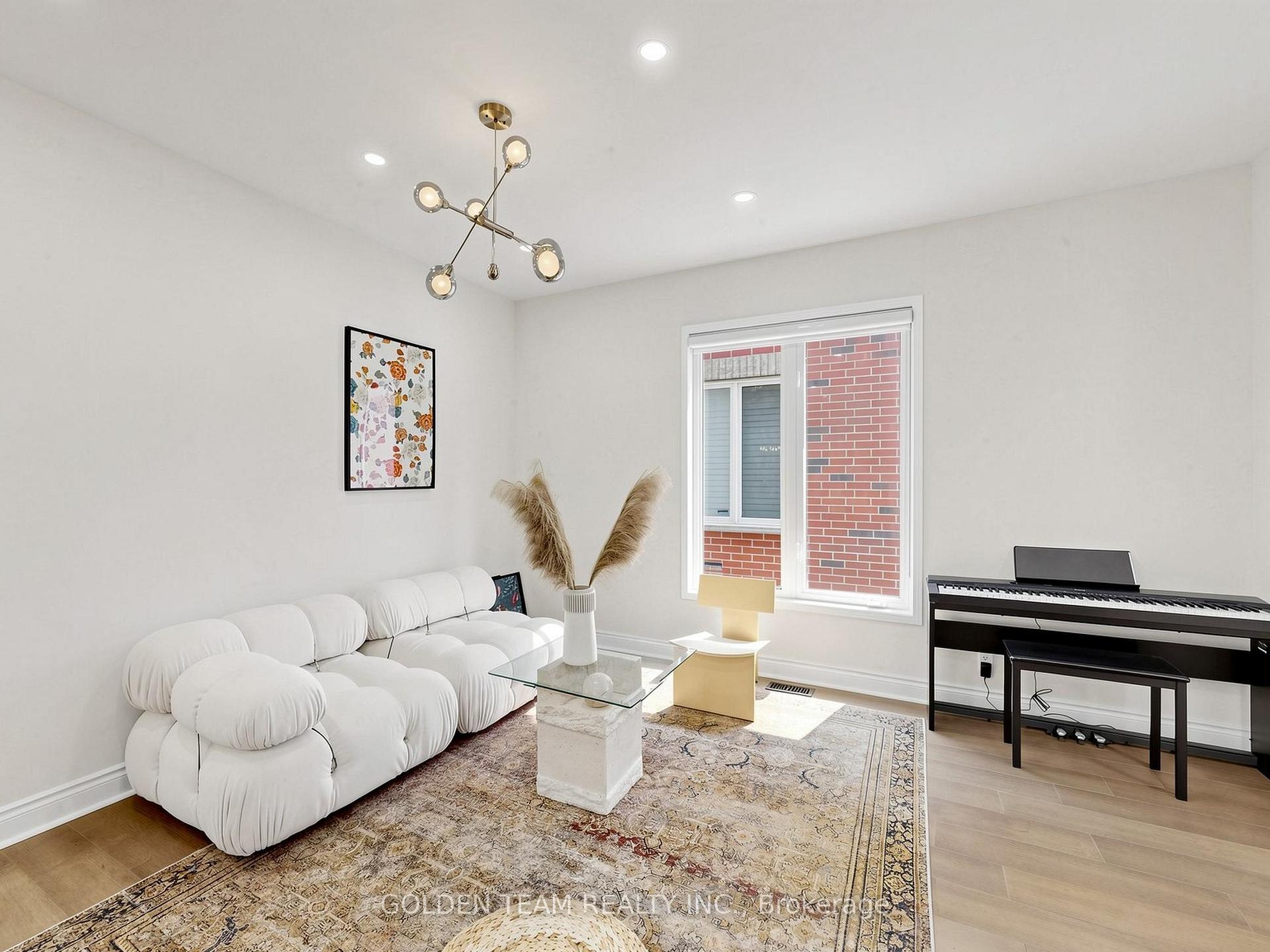 Photo 7 of 96 Spring Farm Road, Aurora, Bayview Northeast — HOMEH
