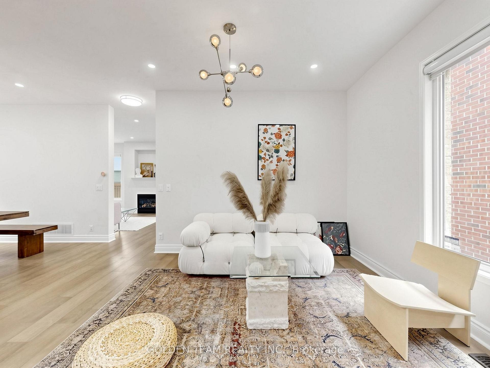 Photo 8 of 96 Spring Farm Road, Aurora, Bayview Northeast — HOMEH
