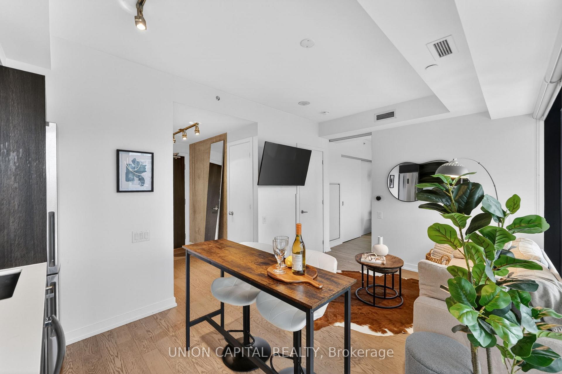 Photo 5 of Unit 1004, 11 Charlotte Street, Toronto, Waterfront Communities — HOMEH