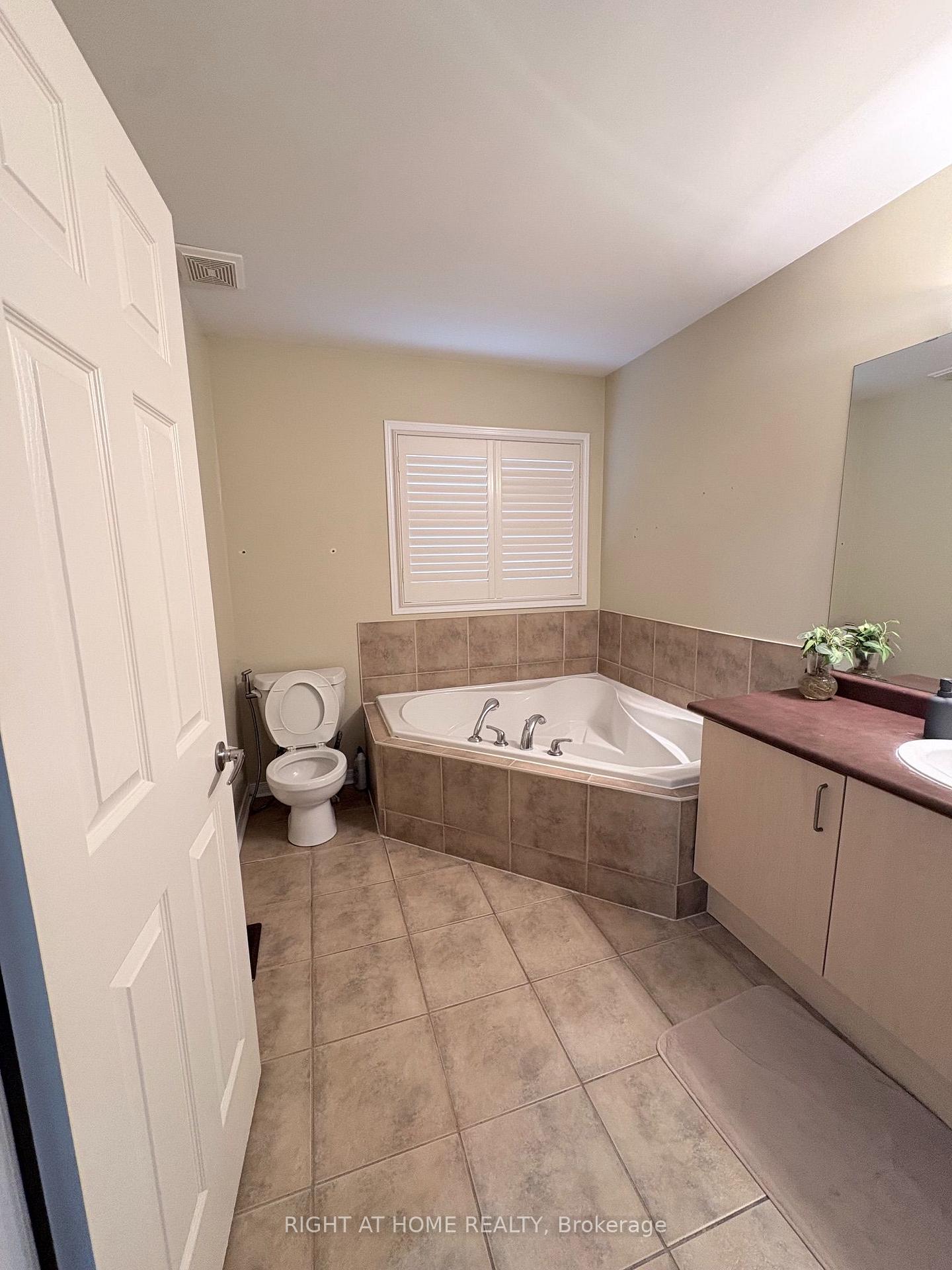 Photo 11 of 26 Atlantis Drive, Whitby, Blue Grass Meadows — HOMEH