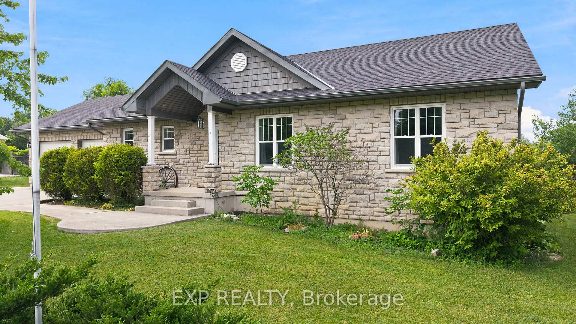 Photo 1 of 14 Regency Drive, Minto — HOMEH