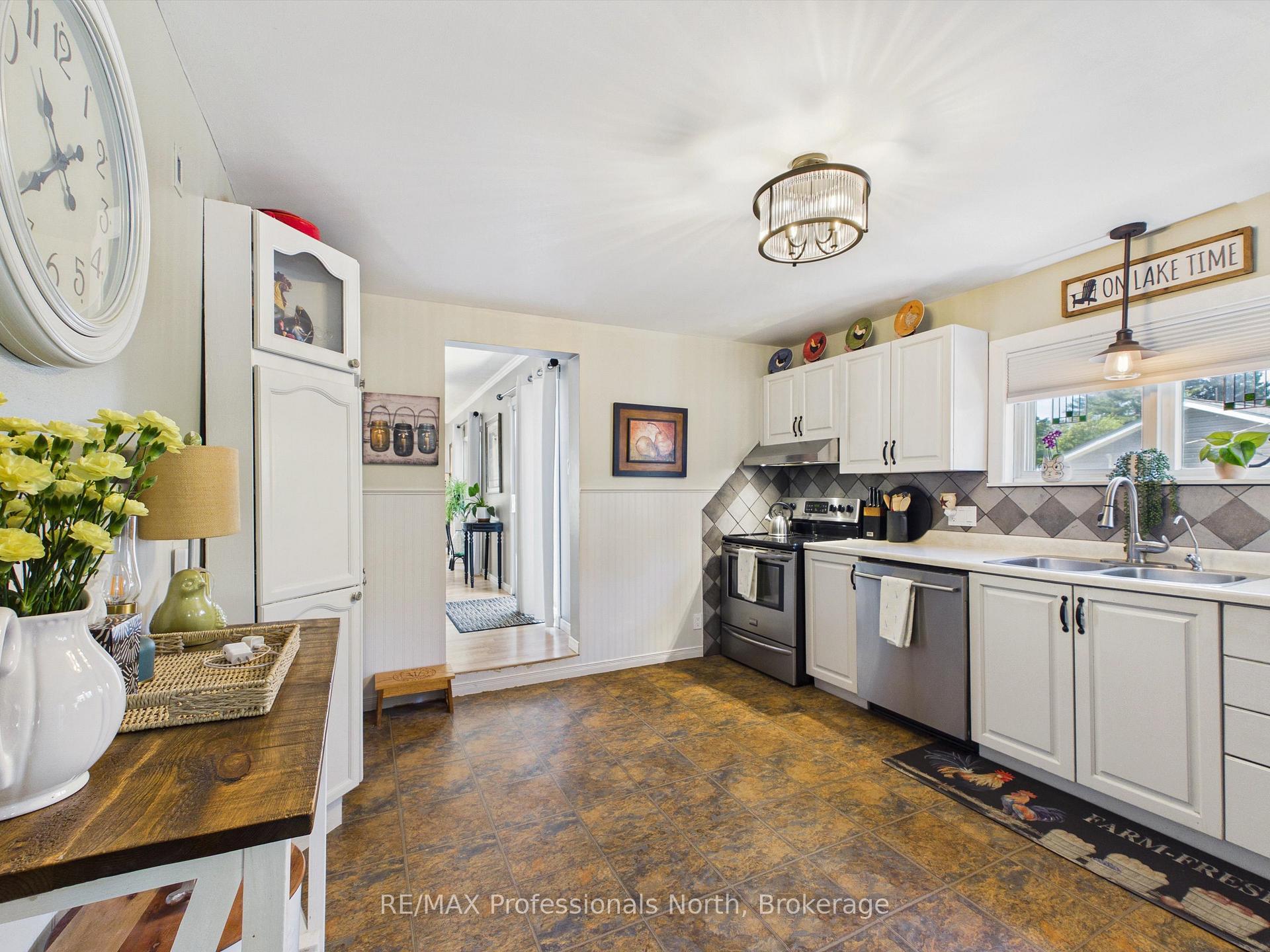Photo 10 of 36 Edward Street, Bracebridge — HOMEH