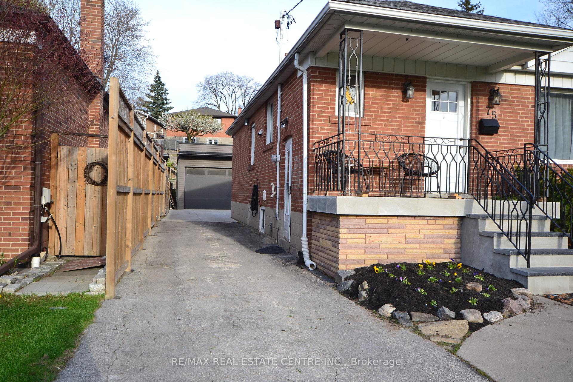 Photo 3 of 75 Cynthia Road, Toronto, Rockcliffe-Smythe — HOMEH