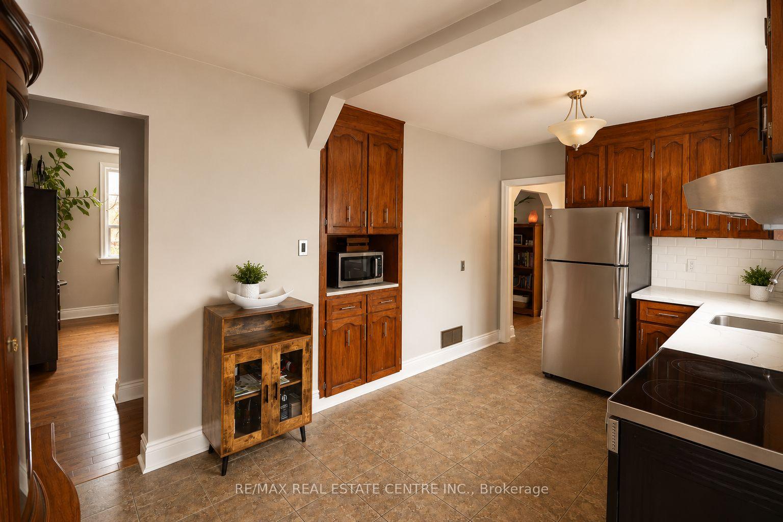 Photo 16 of 75 Cynthia Road, Toronto, Rockcliffe-Smythe — HOMEH