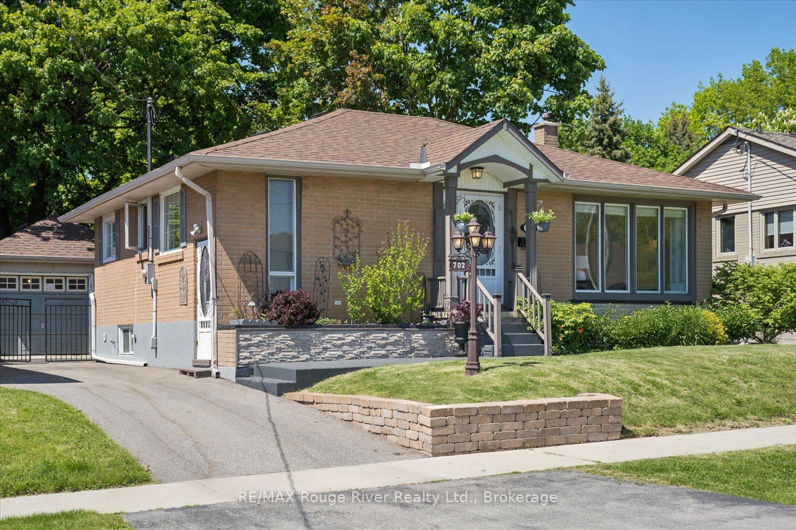 Photo 3 of 702 Gilbert Street W, Whitby, Downtown Whitby — HOMEH