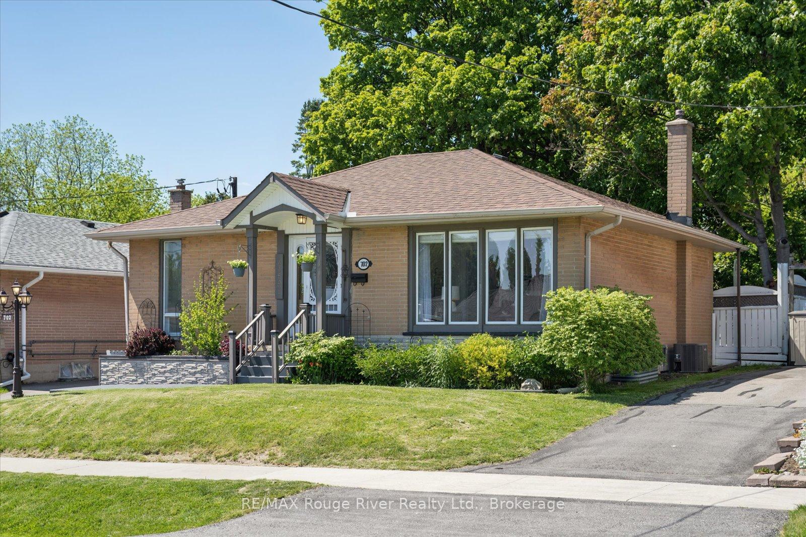 Photo 4 of 702 Gilbert Street W, Whitby, Downtown Whitby — HOMEH