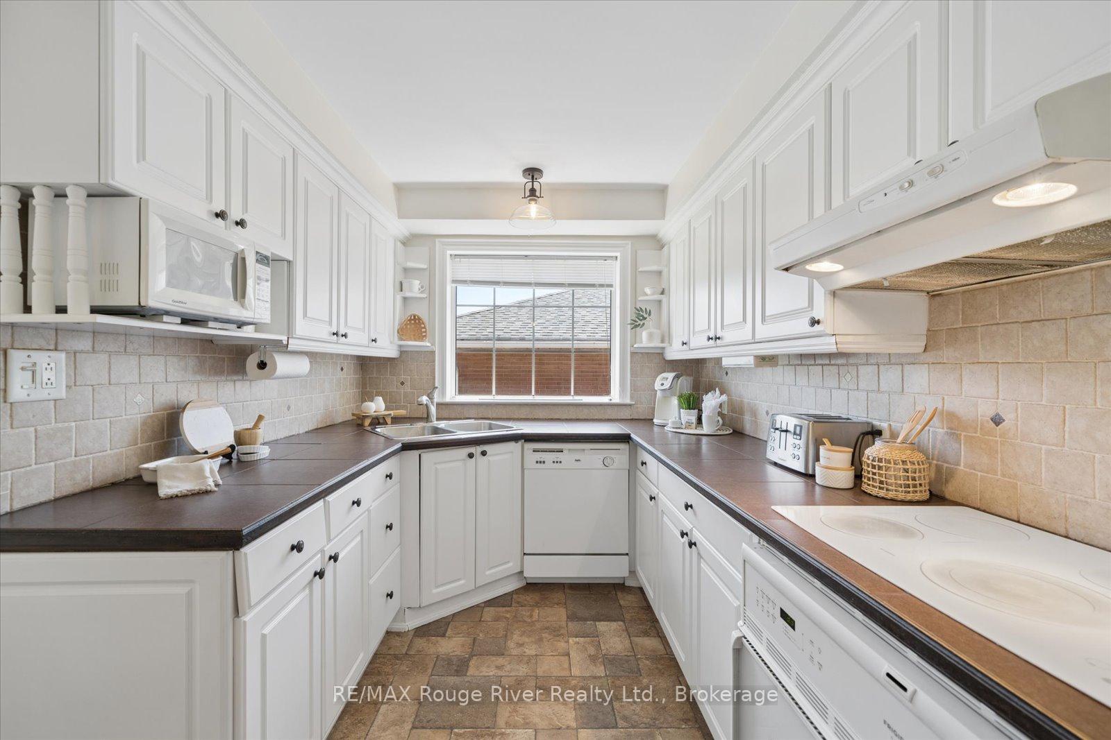 Photo 15 of 702 Gilbert Street W, Whitby, Downtown Whitby — HOMEH